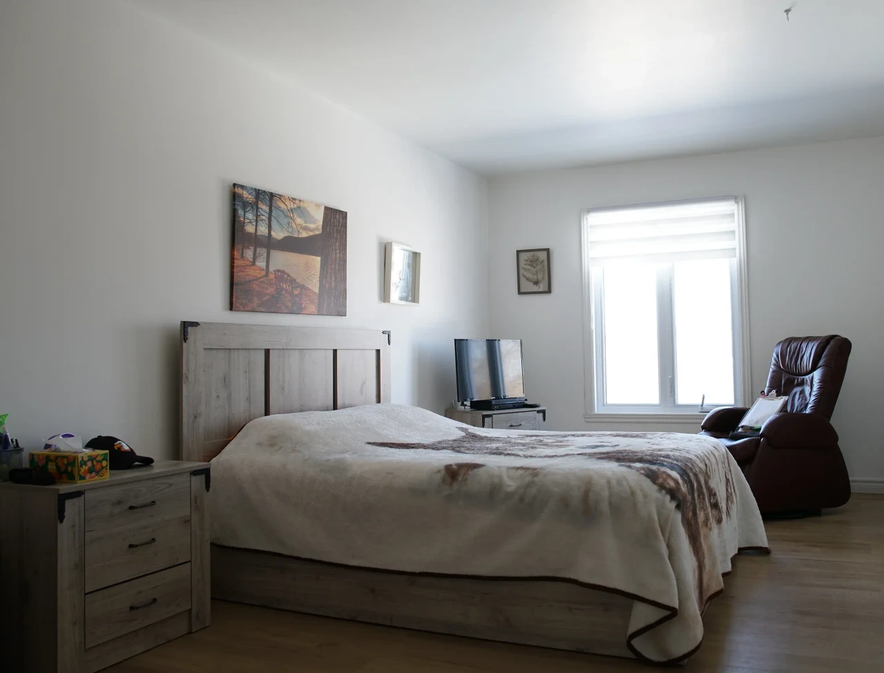 Une chambre meublée présentée dans la galerie de la Résidence Sainte-Famille