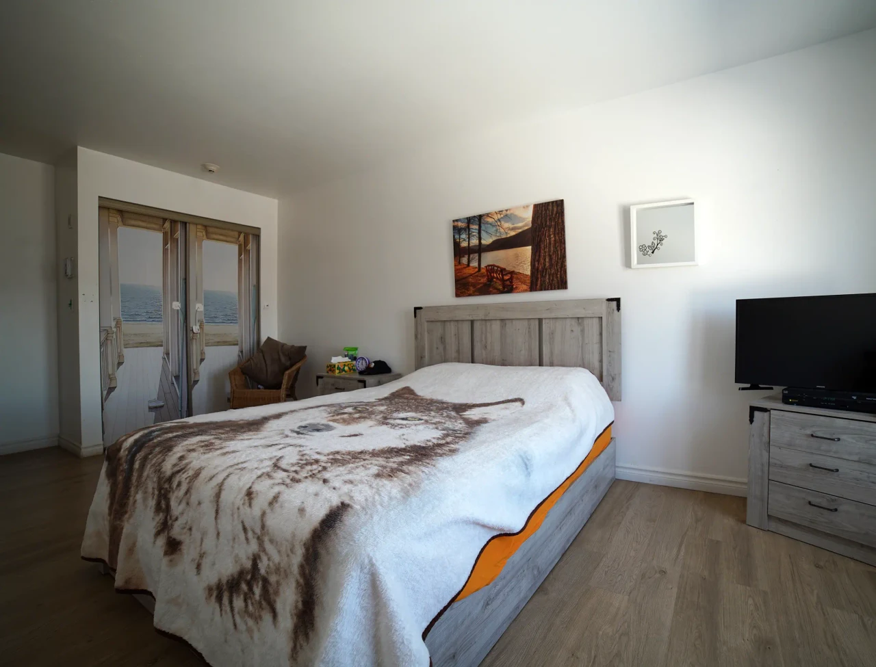 Chambre meublée avec un lit double, une commode et une fenêtre à la Résidence Sainte-Famille