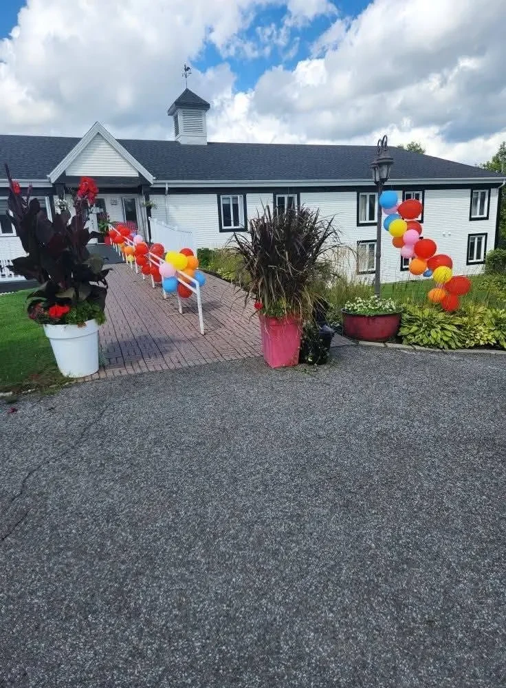 L’entrée de la résidence décorée de ballons multicolores