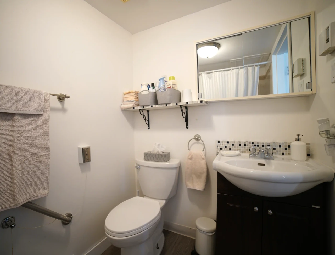 Une salle de bain présentée dans la galerie de la Résidence Sainte-Famille